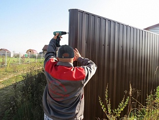 Забор из профнастила на столбах с утрамбовкой щебнем 144 метра